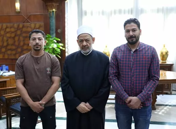 شيخ الأزهر يستقبل أسرتي طالبي معهد دنوشر المتوفيين.. ويؤكد: الأزهر كله حزين لوفاة نجليكما