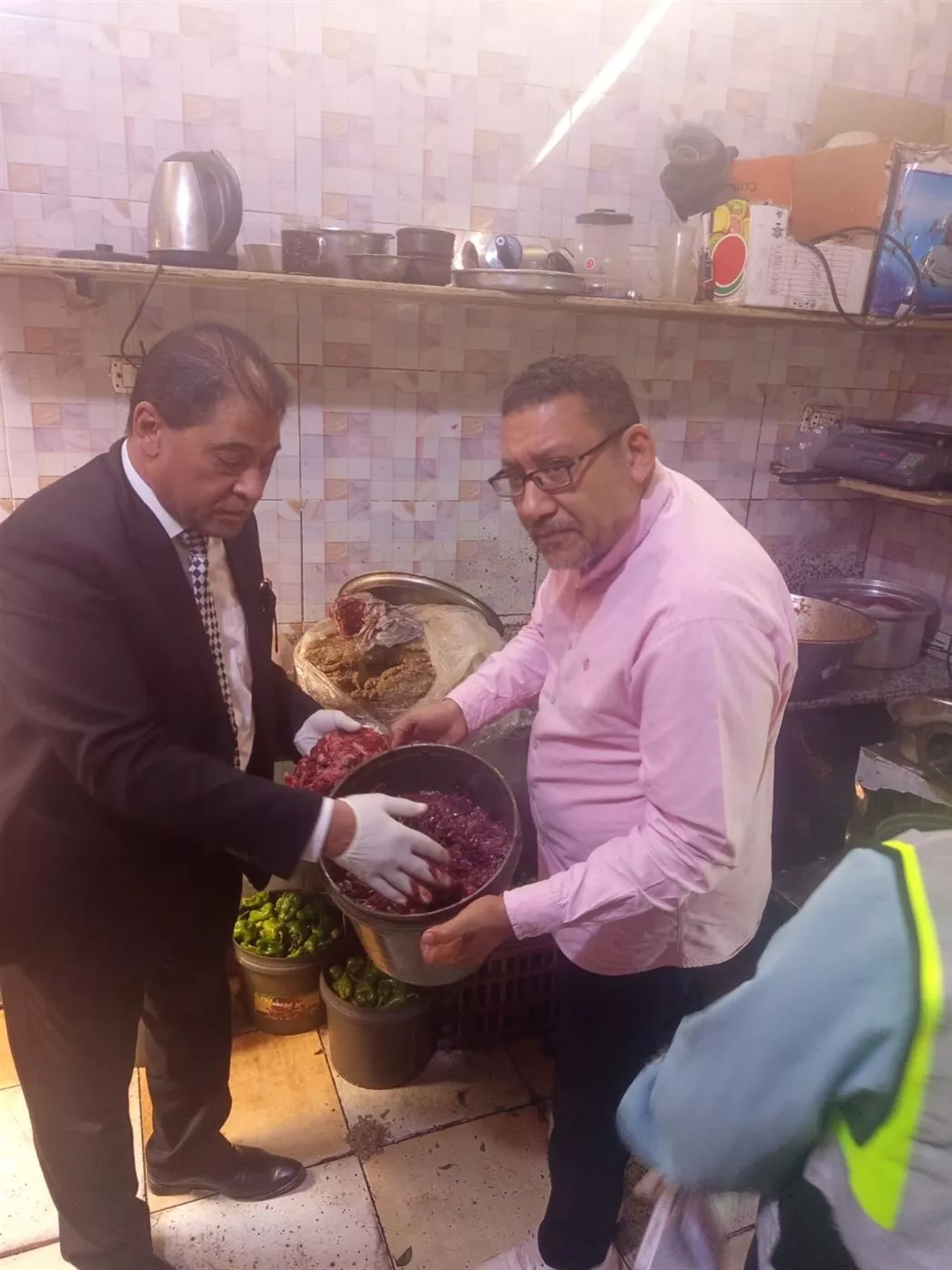 ضبط لحوم فاسدة بمطعم في الأقصر
