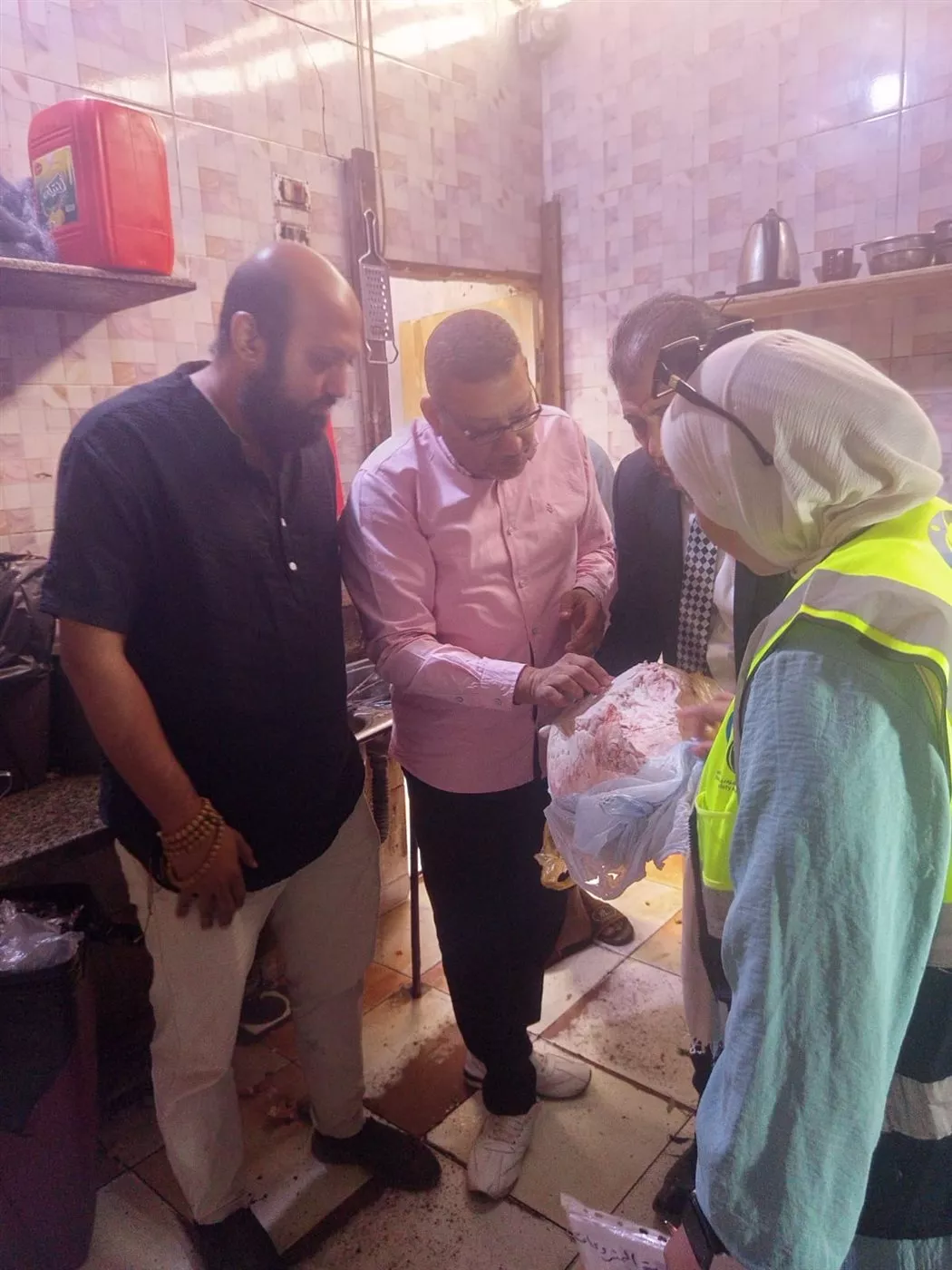 ضبط لحوم فاسدة بمطعم في الأقصر