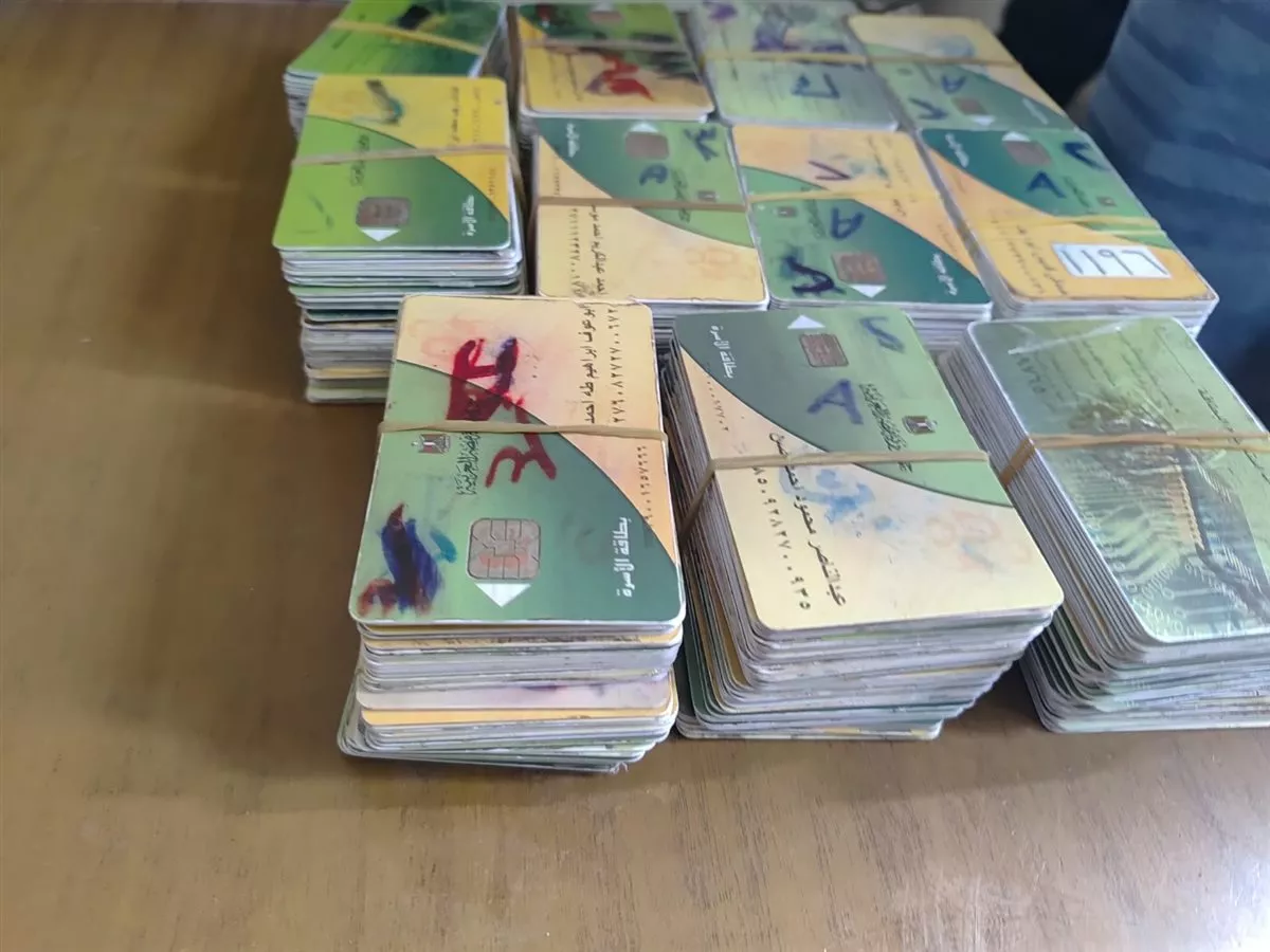 ضبط 600 بطاقة تموينية بأحد مخابز إسنا 