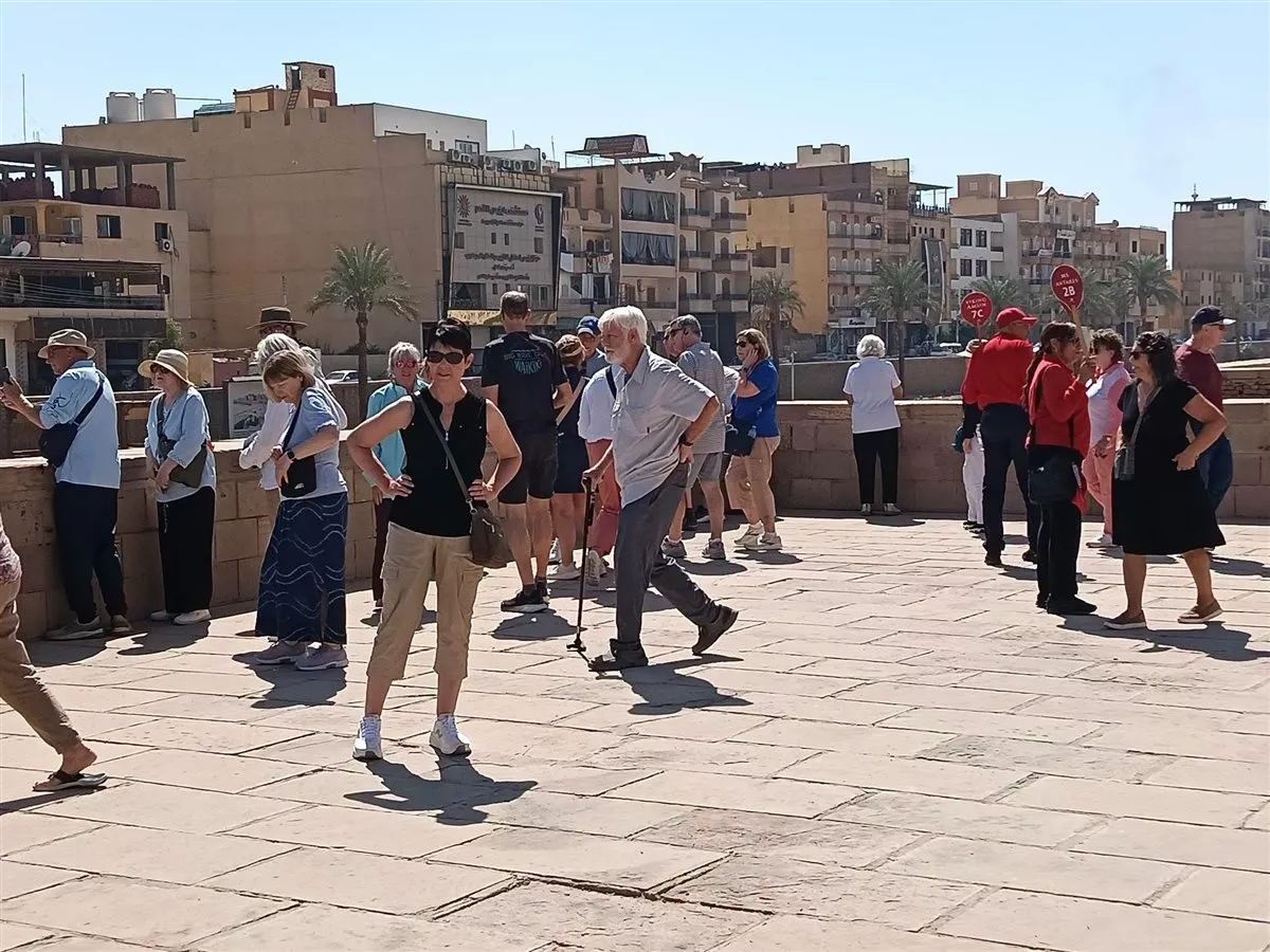 مكتبة مصر العامة وطريق الكباش يجذبان السائحين بالأقصر