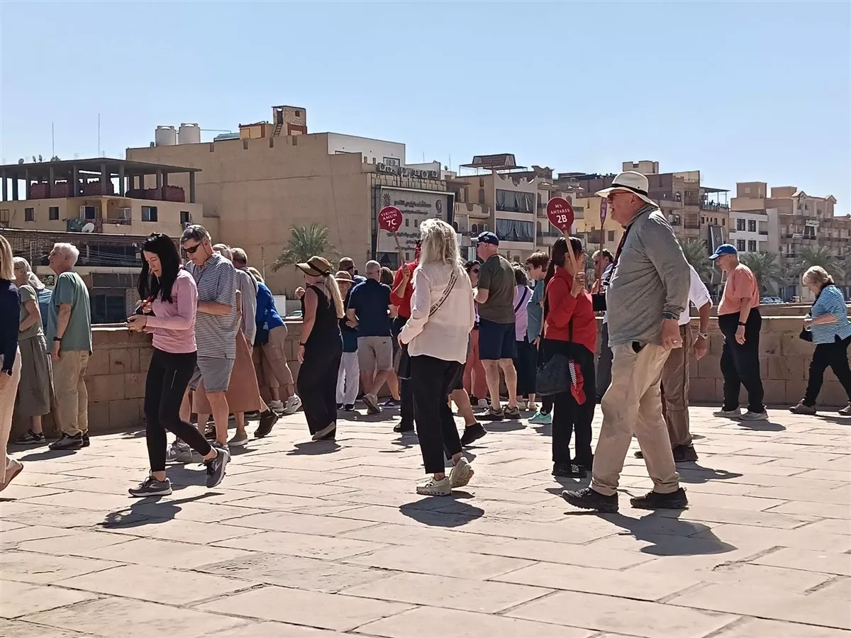 مكتبة مصر العامة وطريق الكباش يجذبان السائحين بالأقصر