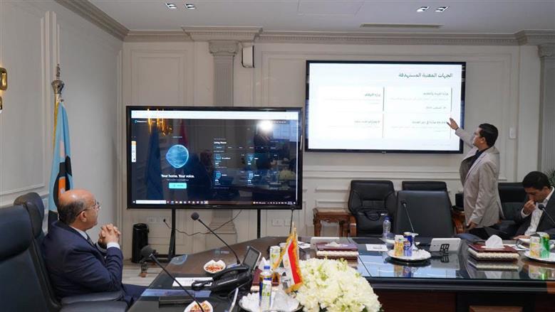 اللواء مهندس محمد أبو بكر يستمع لشرح للمنظومة الجديدة