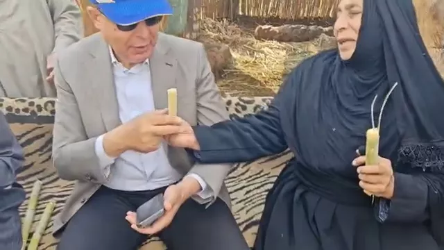 جانب من جلسة محافظ المنيا 