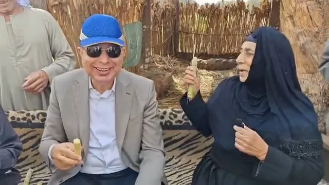 جانب من جلسة محافظ المنيا 