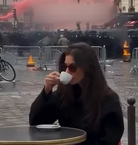  زوار باريس بين سحر المدينة ومشاهد <a href=