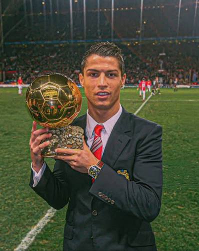 عودة لعام 2008 مرافقًا لذلك إسم كريستيانو رونالدو، عندما كان: بطل البريمير ليغ، أفضل لاعب في البريمير ليغ، صاحب الحذاء الذهبي الأوروبي، صاحب الحذاء الذهبي المحلي (البريمير ليغ)، أفضل لاعب م