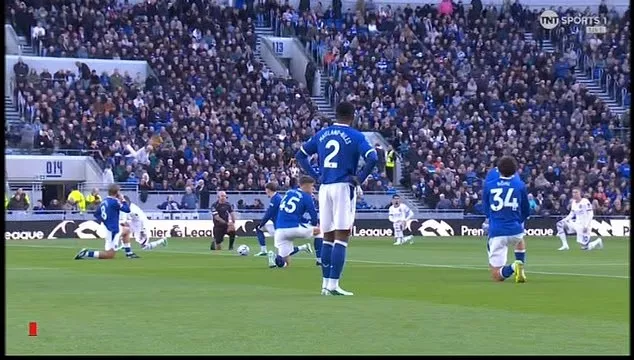 strongلاعبو الدوري الإنجليزي يرفضون الركوع على الركبة ضد العنصرية/strong