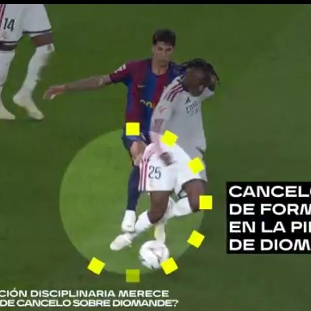 تخدل كانسيلو لاعب برشلونة على يان ديوماندي في مباراة كلاسيكو الدوري الإسباني