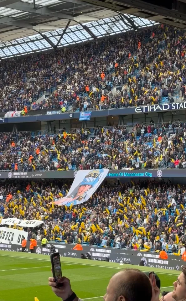 جماهير مانشستر سيتي ترفع الموز في مدرجات ملعب الاتحاد خلال مواجهة <a href=