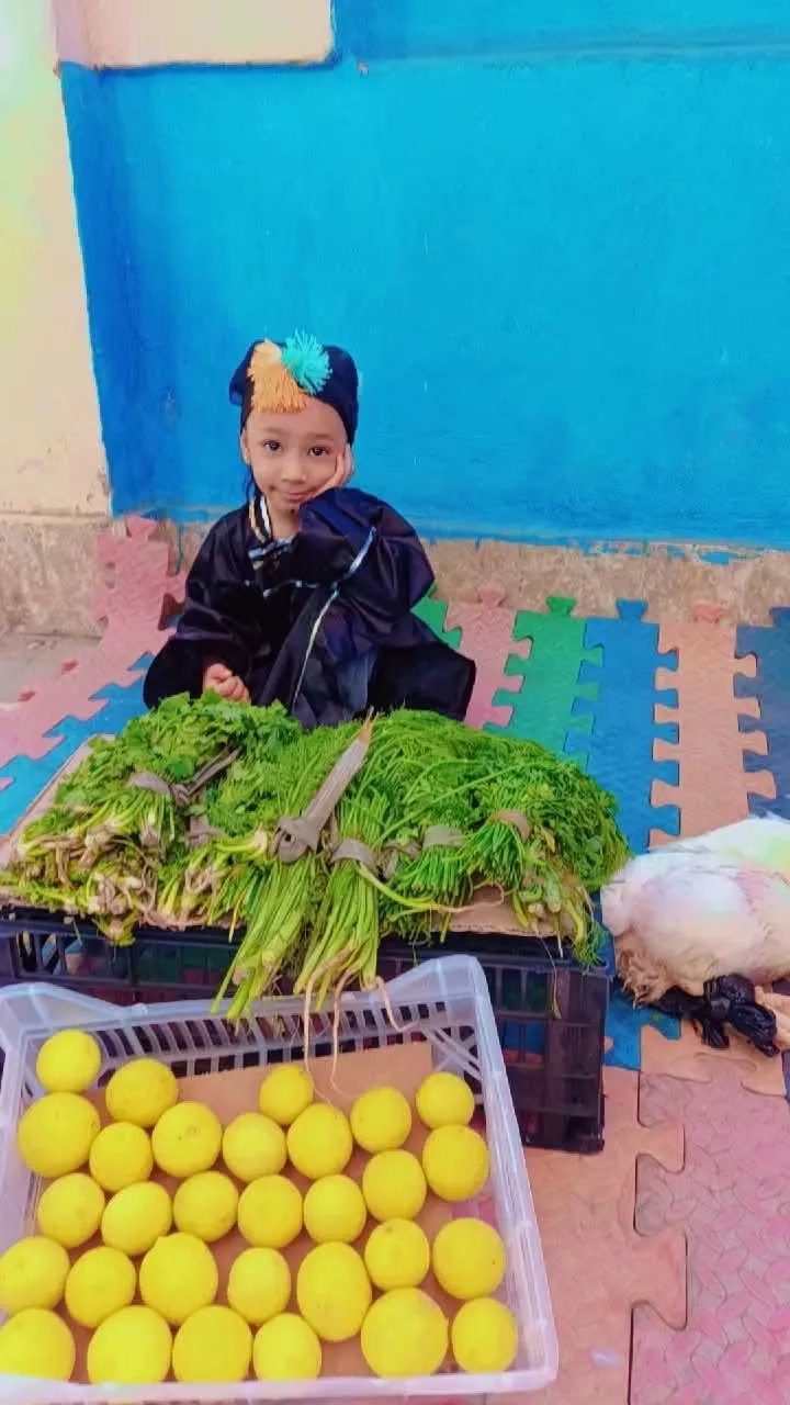 سوق للخضار والفاكهة بأحد الحضانات