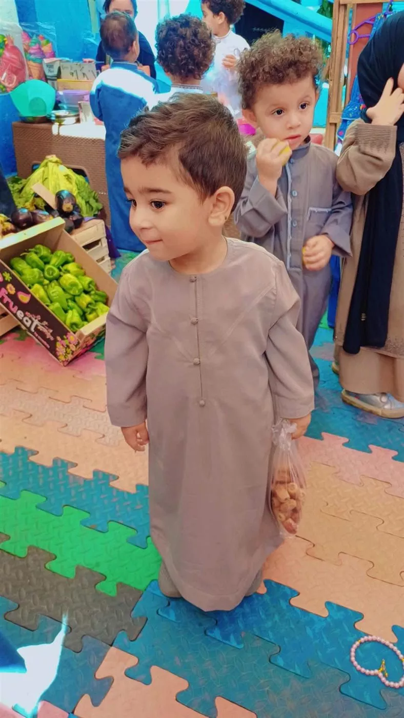 سوق للخضار والفاكهة بأحد الحضانات