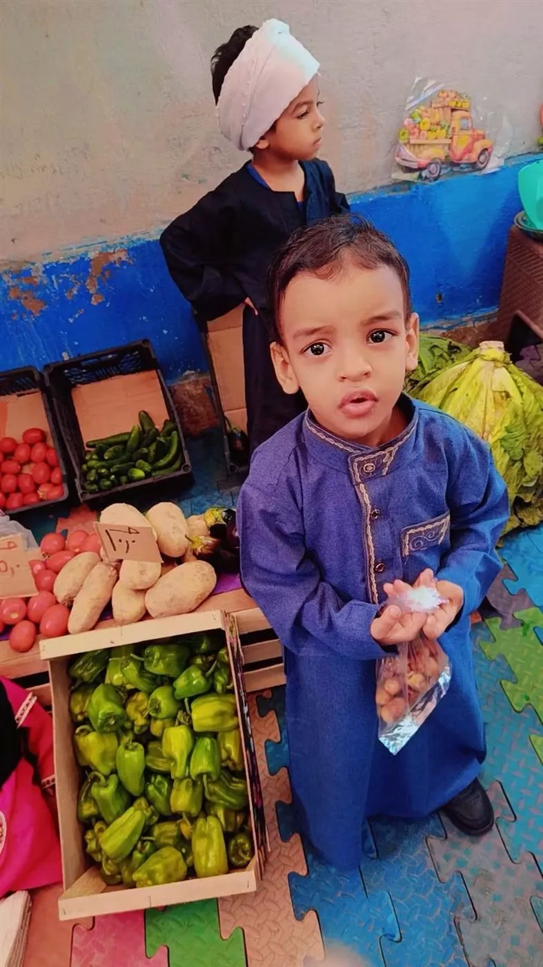 سوق للخضار والفاكهة بأحد الحضانات