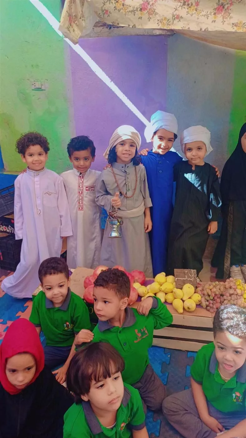 سوق للخضار والفاكهة بأحد الحضانات