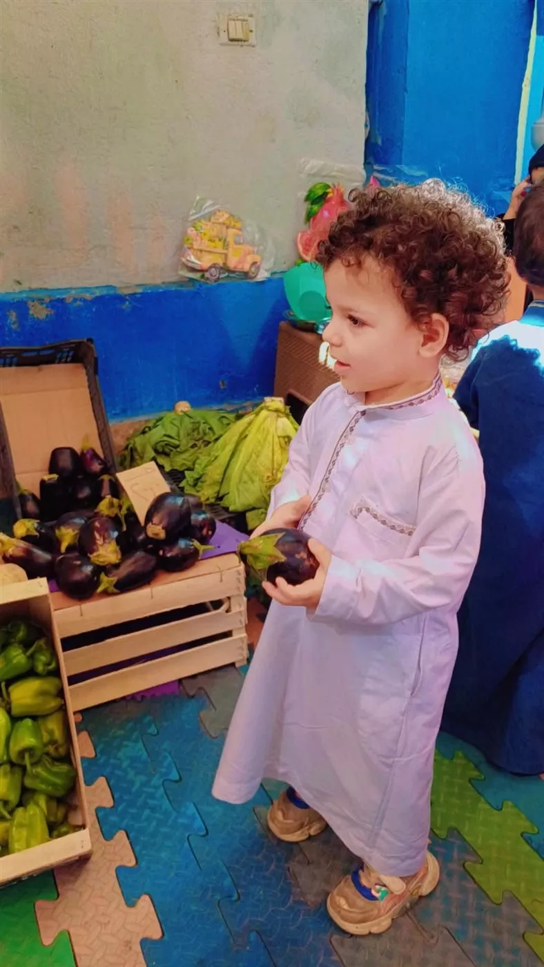 سوق للخضار والفاكهة بأحد الحضانات