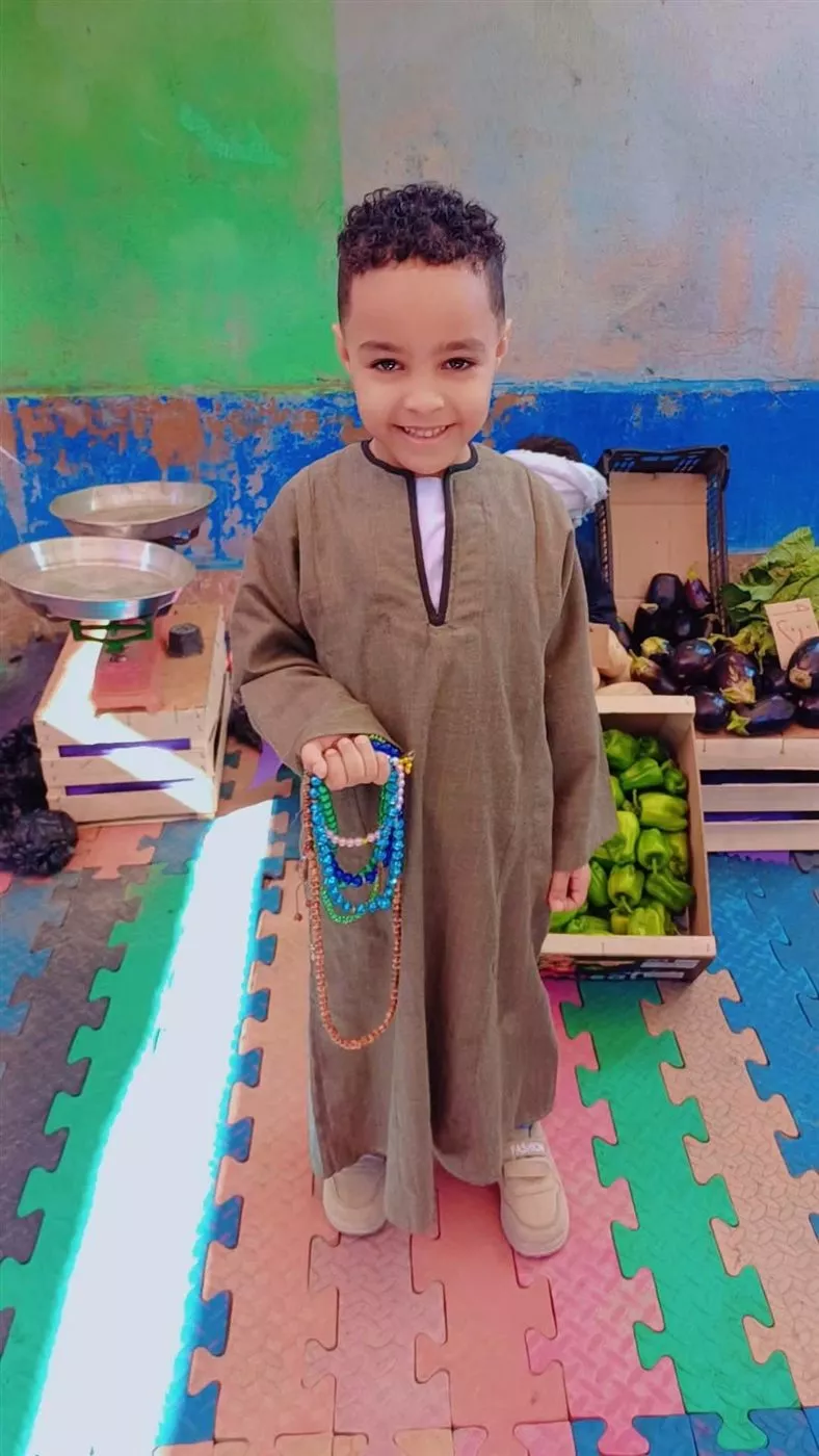 سوق للخضار والفاكهة بأحد الحضانات