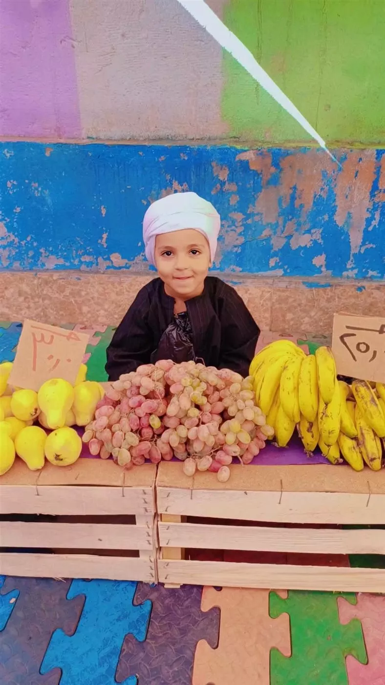 سوق للخضار والفاكهة بأحد الحضانات