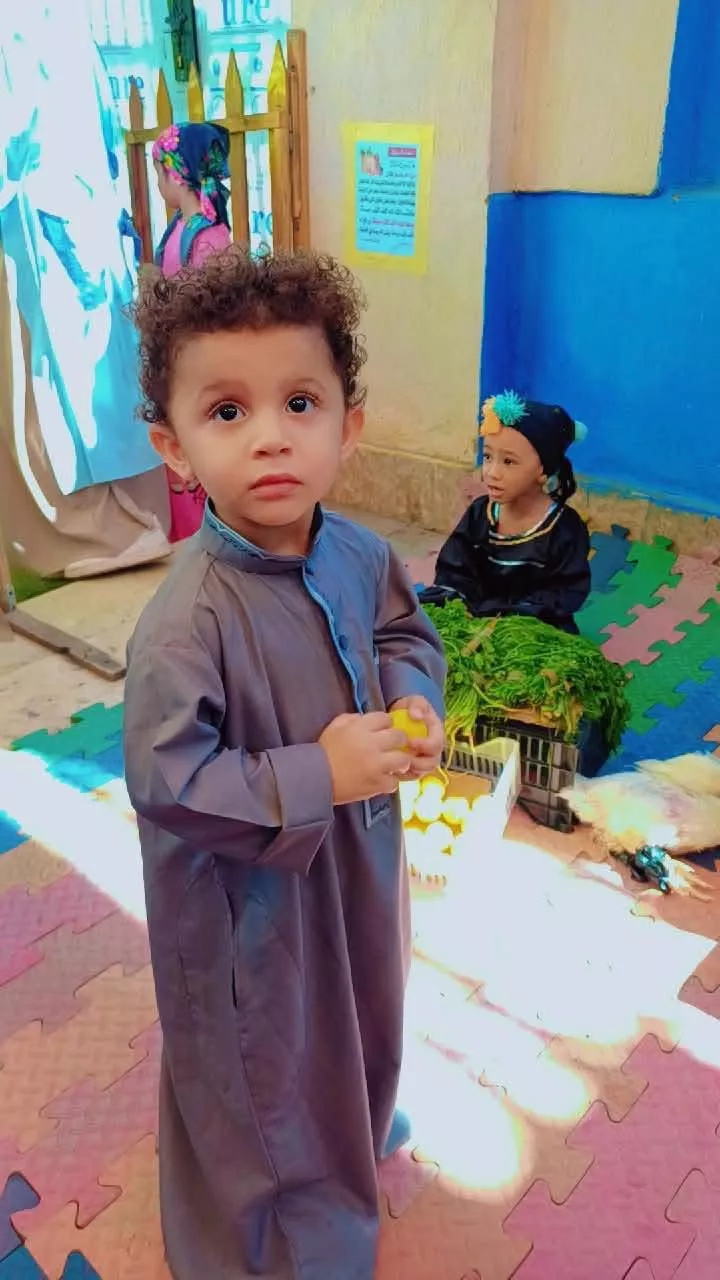 سوق للخضار والفاكهة بأحد الحضانات