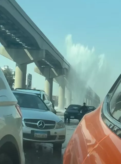 كسر ماسورة مياه عكرة في منطقة الوفاء والأمل بمدينة نصر