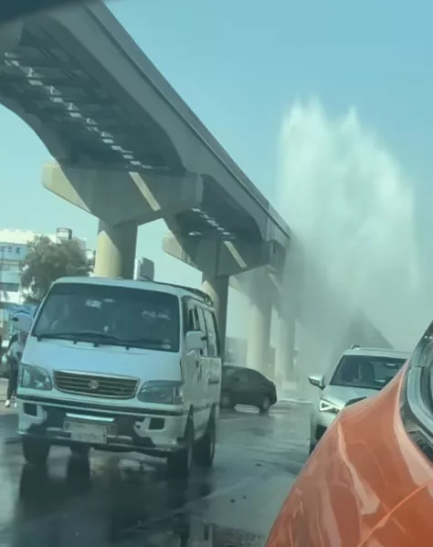 كسر ماسورة مياه عكرة في منطقة الوفاء والأمل بمدينة نصر