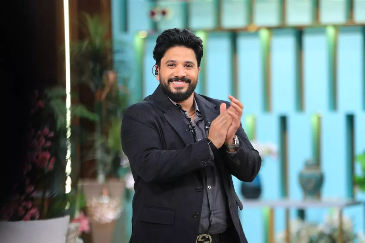 لقطات من حلقة الفنان مصطفى حجاج مع الإعلامية منى الشاذلي في برنامج معكم