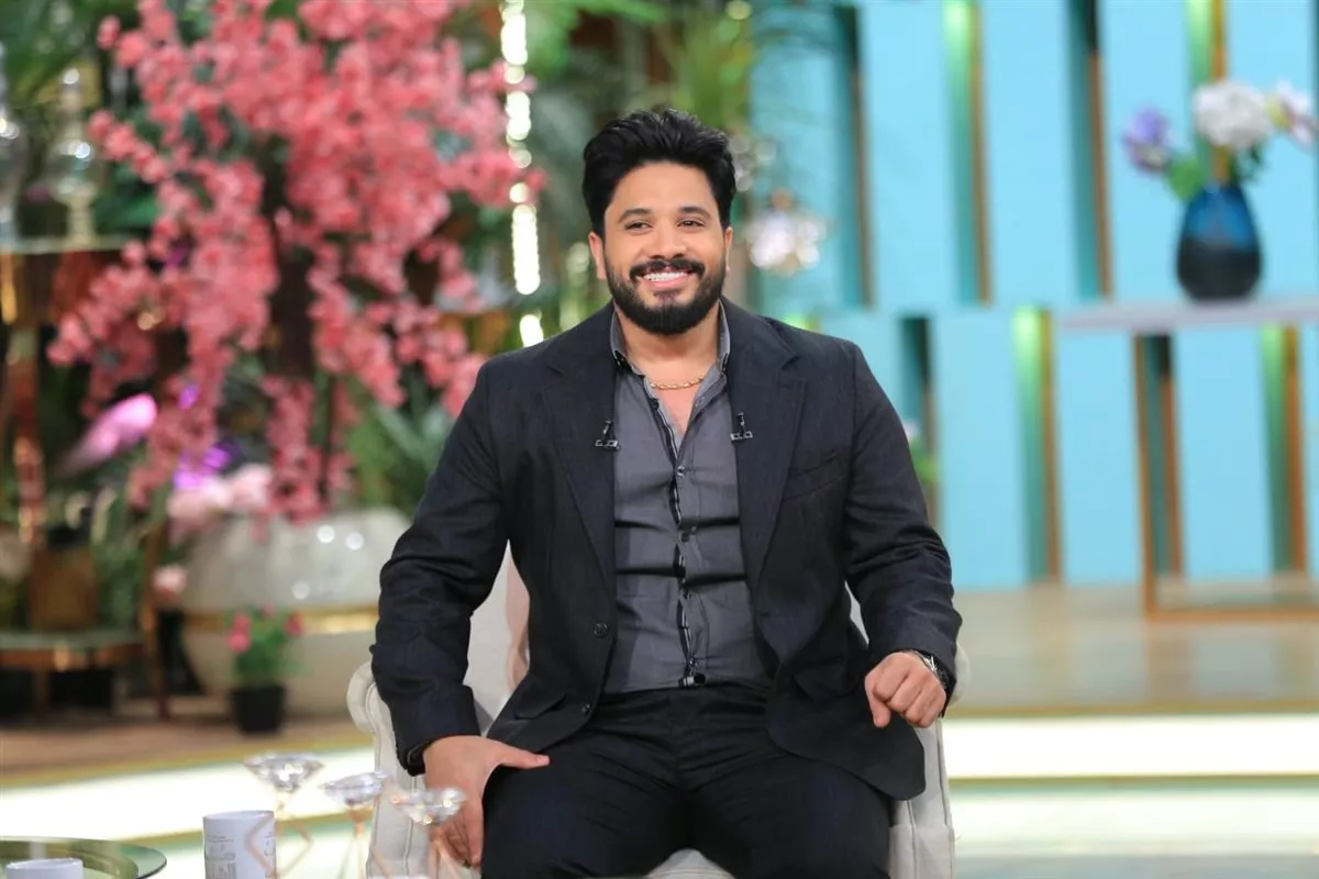 لقطات من حلقة الفنان مصطفى حجاج مع الإعلامية منى الشاذلي في برنامج معكم
