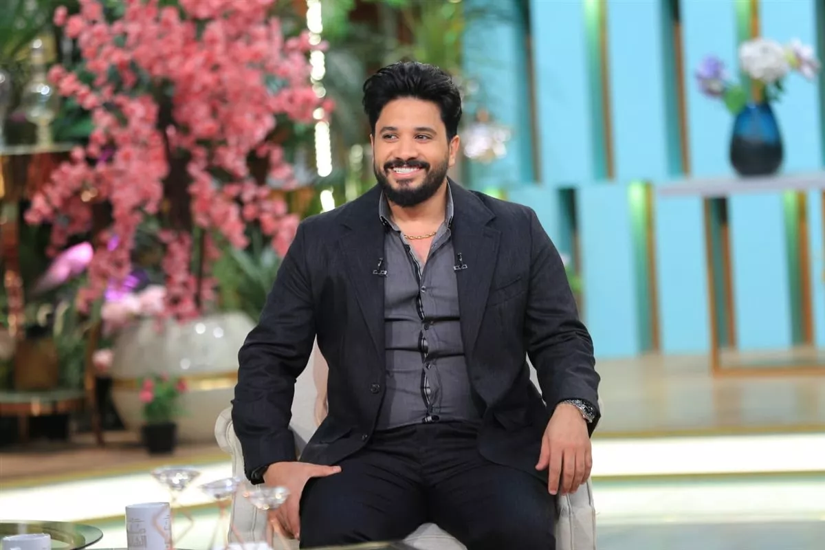 لقطات من حلقة الفنان مصطفى حجاج مع الإعلامية منى الشاذلي في برنامج معكم