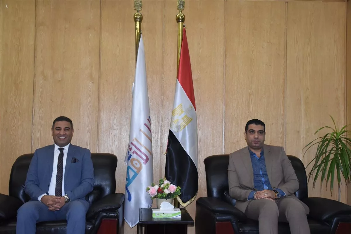 نائب محافظ الأقصر يبحث مع الاتصالات تفعيل وحدة التحول الرقمي بالمحافظة