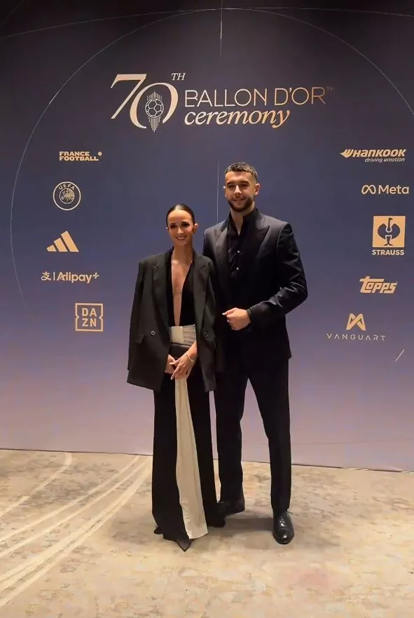 strongخوان جارسيا حارس مرمى برشلونة ومنتخب إسبانيا يصل مقر توزيع جوائز الكرة الذهبية 2026/strong