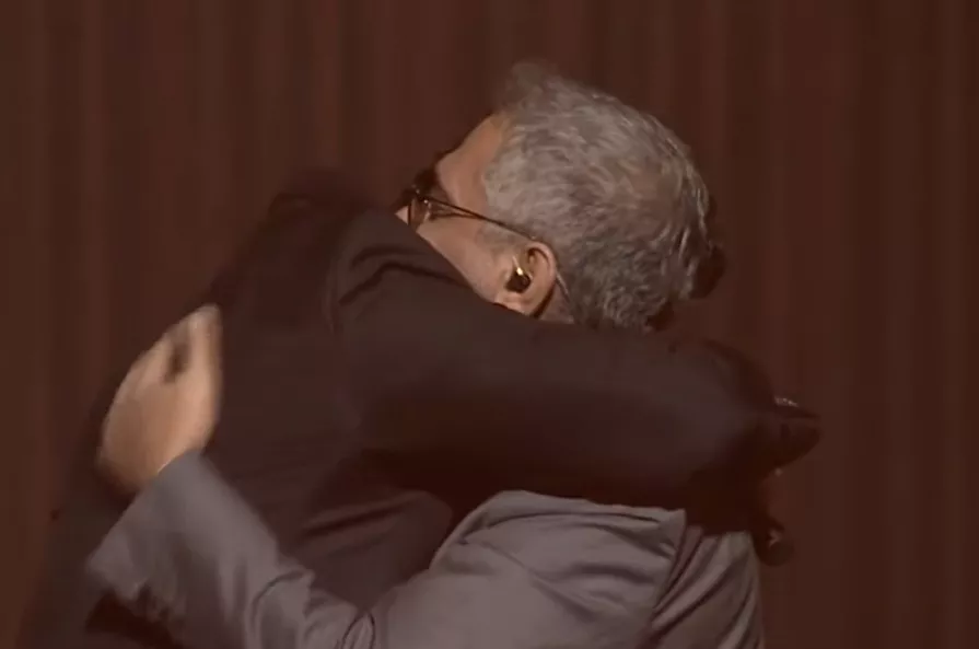 وأخيرا يا فضول رجعنا.. محمد فضل شاكر يحتضن والده على مسرح موسم الرياض