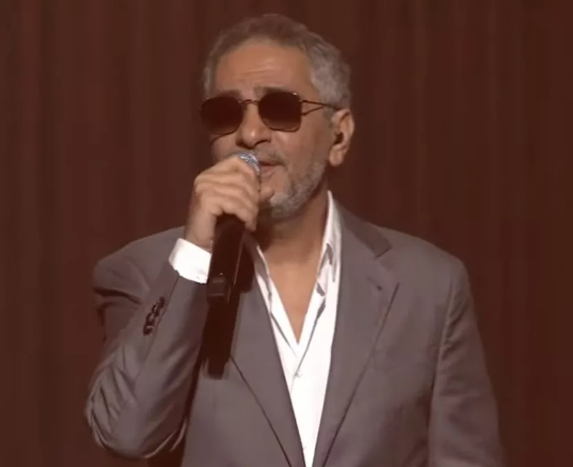 وأخيرا يا فضول رجعنا.. محمد فضل شاكر يحتضن والده على مسرح موسم الرياض