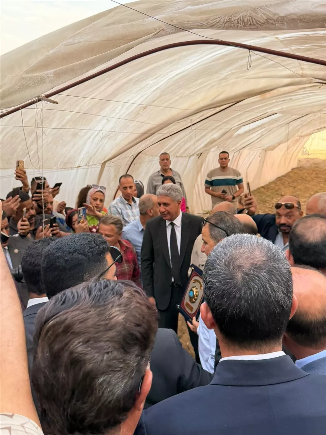 وزير السياحة يكرم المواطن الذي قاد لاكتشاف تمثالي رمسيس الثاني ب<a href=