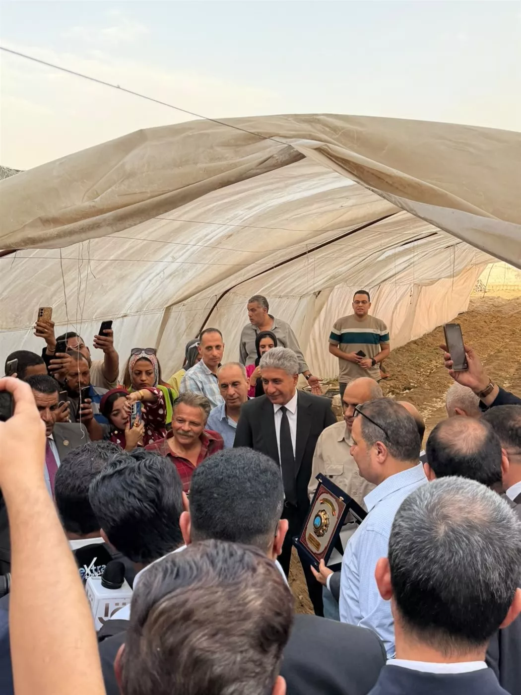 وزير السياحة يكرم المواطن الذي قاد لاكتشاف تمثالي رمسيس الثاني بالغربية