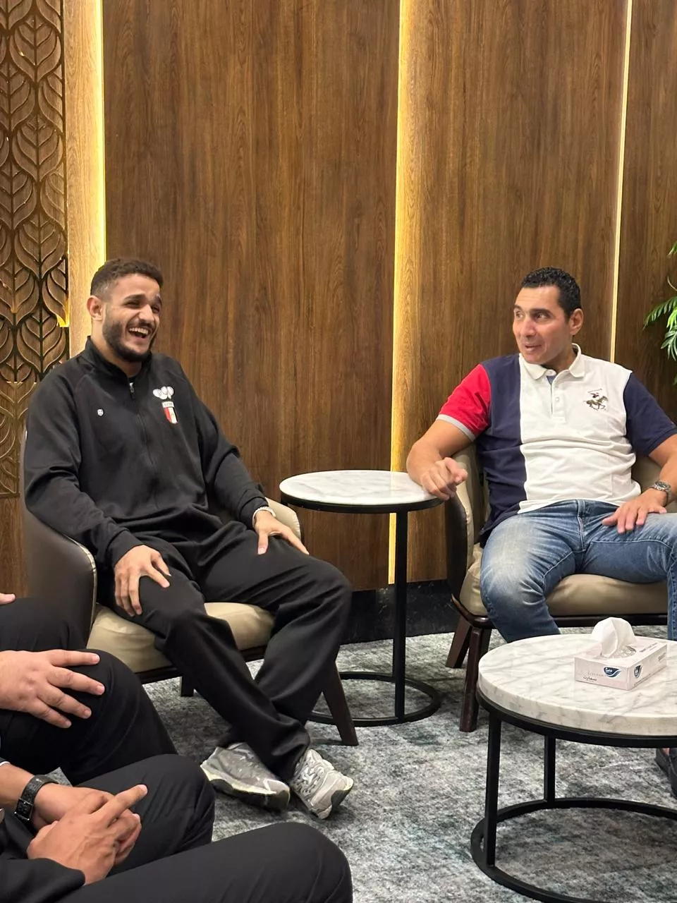 وزير الشباب والرياضة يستقبل بطل العالم مصطفى حسين بمطار القاهرة عقب تتويجه بذهبية المصارعة الرومانية