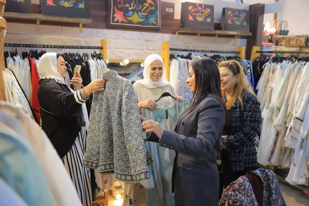 وزيرة التضامن تتفقد جناح صندوق دعم الصناعات الريفية والبيئة