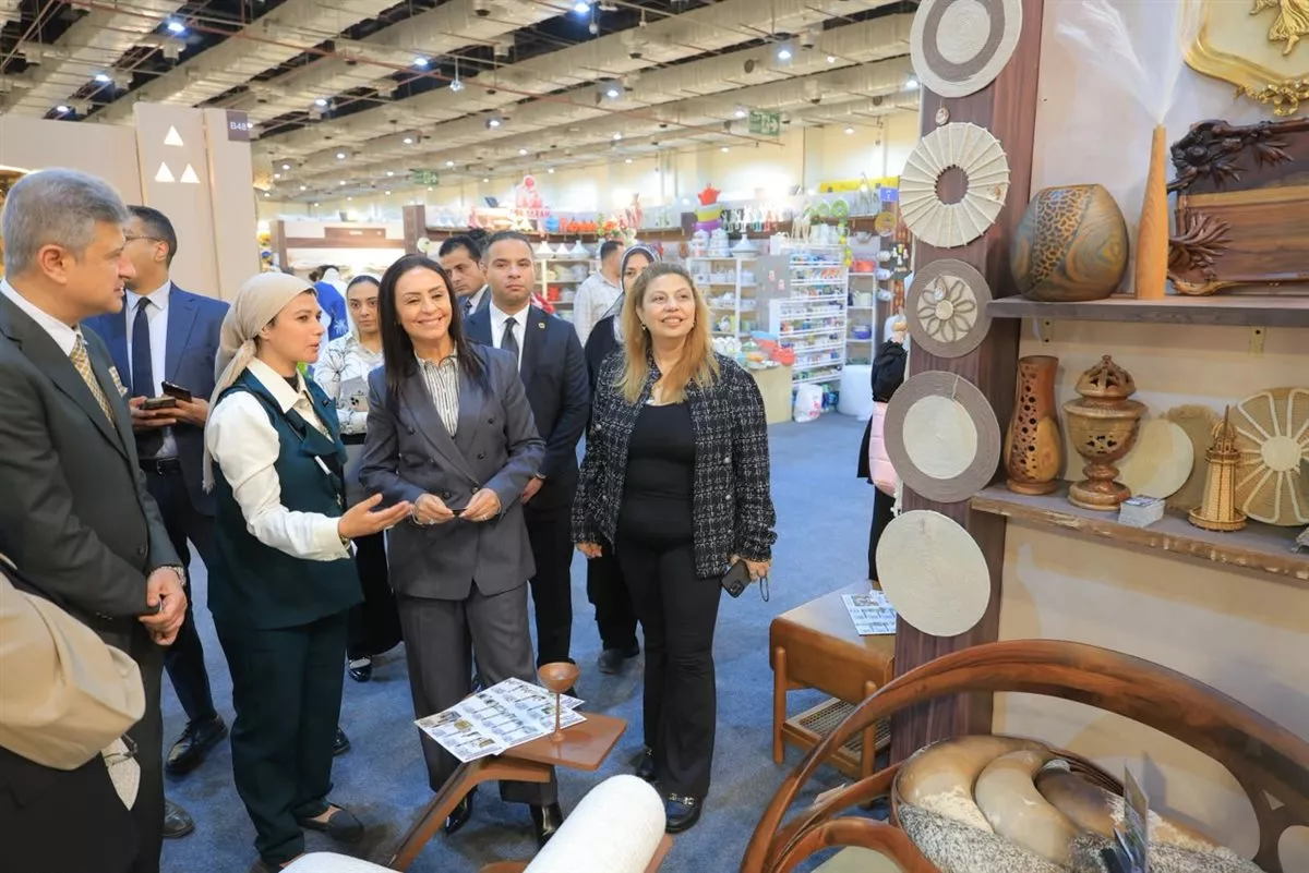 وزيرة التضامن تتفقد جناح صندوق دعم الصناعات الريفية والبيئة
