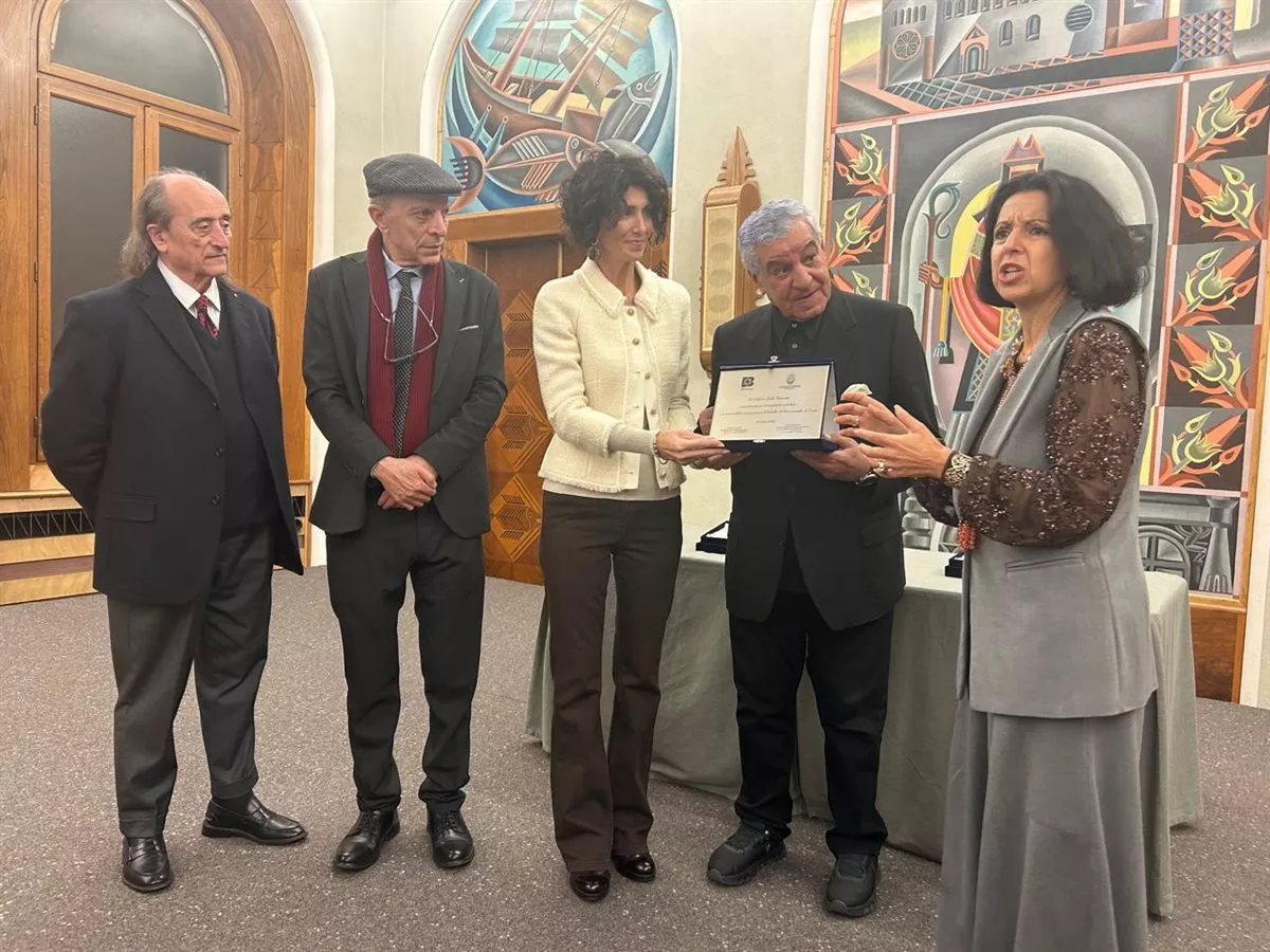وزيرة ثقافة ترينتينو تمنح زاهي حواس الجائزة الخاصة للإقليم في احتفالية رسمية بـ قاعة ديبييرو