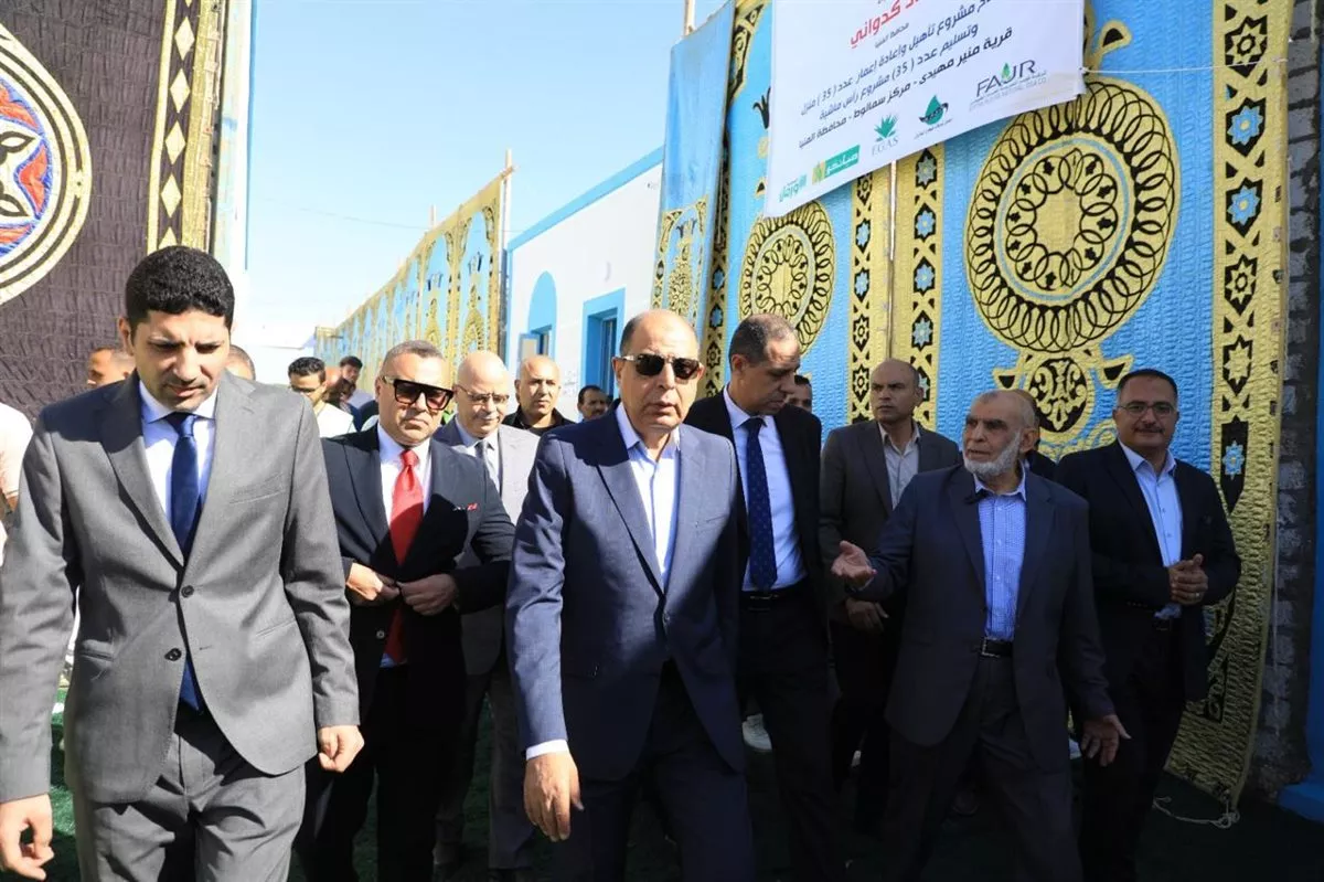 محافظ المنيا يسلّم 35 منزلًا مطورًا للأسر الأولى بالرعاية