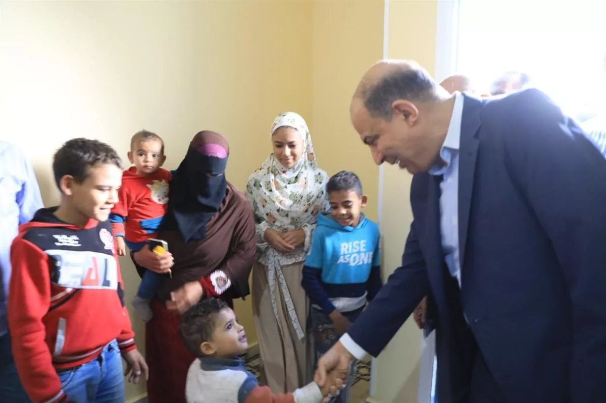 محافظ المنيا يسلّم 35 منزلًا مطورًا للأسر الأولى بالرعاية