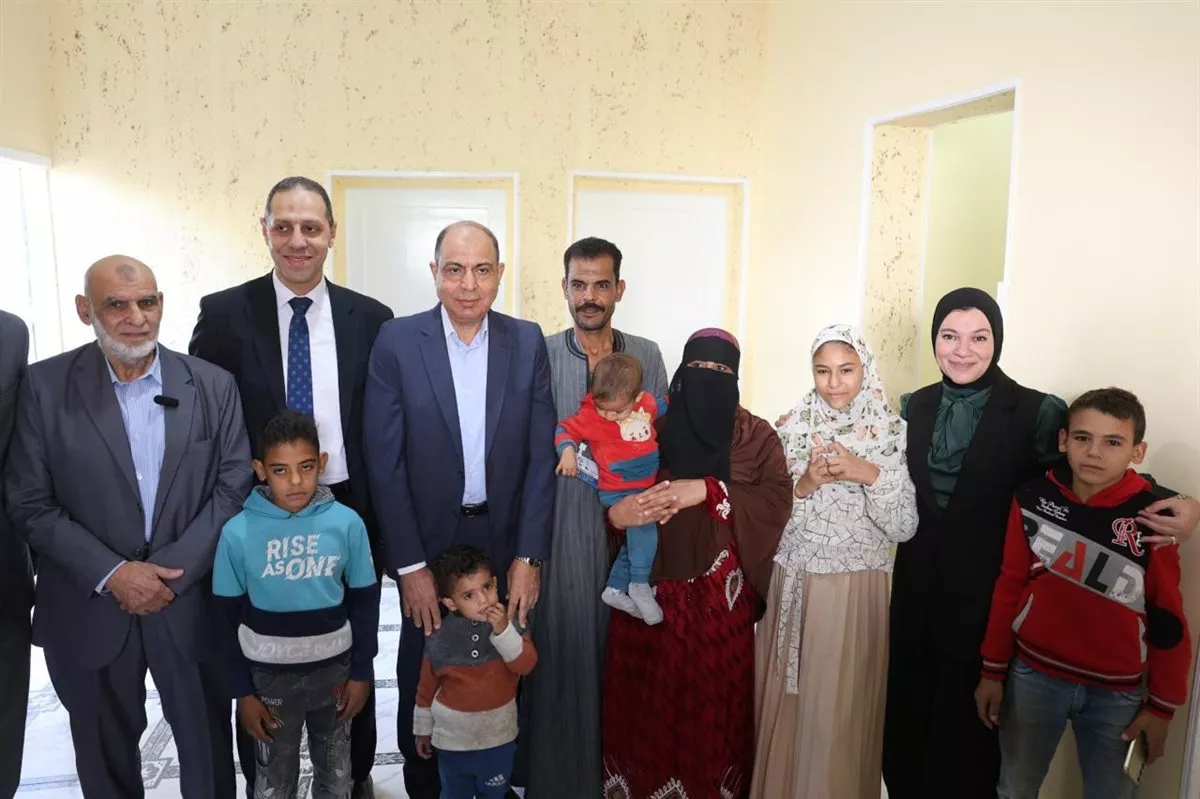 محافظ المنيا يسلّم 35 منزلًا مطورًا للأسر الأولى بالرعاية