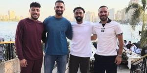 على النيل.. حسين الشحات رفقة لاعبي الأهلي السابقين: ولاد رزق