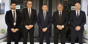 محافظ أسوان يبحث مع وفد مجموعة شركات إستادات الوطنية سبل التعاون المشترك