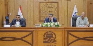 خلال لقاء جماهيرى.. محافظ قنا يناقش301 شكوى وطلب للمواطنين ويوجه بحلول عاجلة