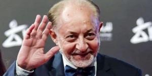 تعلمت منه الكثير.. أحمد السعدني ينعى عبدالعزيز مخيون برسالة مؤثرة