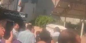 الحزن يخيم على الجميع.. تشييع جثمان الفنان عبد العزيز مخيون إلى مثواه الأخير بمسقط رأسه بالبحيرة