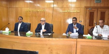 محافظ الأقصر يعقد لقاء اليوم المفتوح مع المواطنين.. ويوجه بالدراسة الفورية لكافة الشكاوى المقدمة والرد خلال 48 ساعة