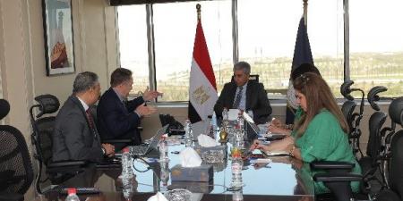 وزير السياحة والآثار يبحث مع شركة دولية فرص الاستثمار في السياحة النيلية والبحرية بمصر