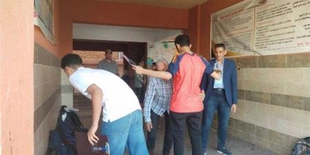 استبعاد رئيس لجنة بنها من أعمال الامتحانات لسماحه بدخول كاميرات تصوير