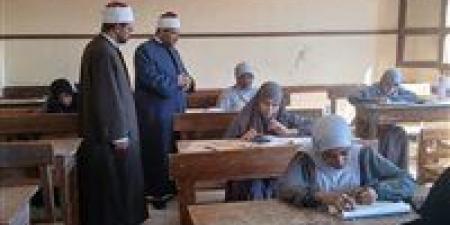 رئيس أزهر أسوان يتابع امتحانات الثانوية بدراو ويشدد على الانضباط الكامل