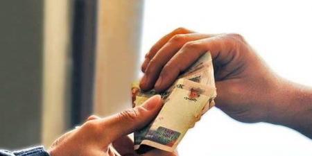 هل يجوز إعطاء الصدقة للأخت المحتاجة؟.. أمين الفتوى يجيب